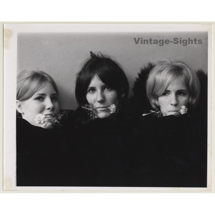 Jerri Bram (1942): 3 Pretty Females With Flowers In Mouth (Vintage Photo ~1970s)