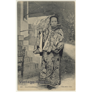 Vietnam: Une Flûtiste Annamite / Traditional Costume - Ethnic (Vintage PC 1900s)
