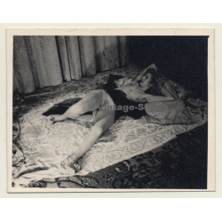 Elegant Brunette Nude With Black Cloth*7 / Risqué (Vintage Photo ~1940s/1950s)