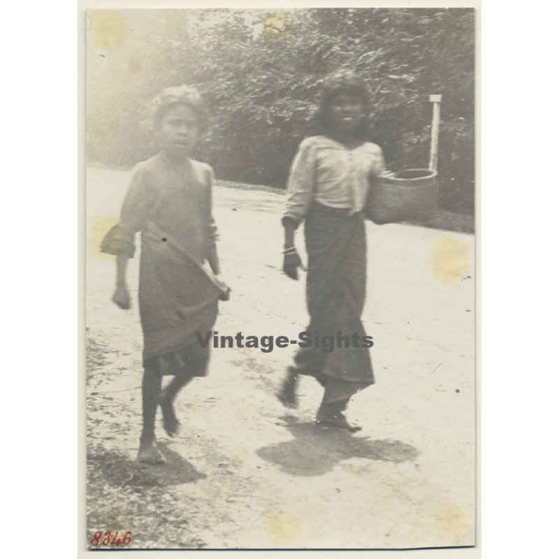 Ceylon / Sri Lanka: Street Scene - 2 Indigenous Girls (Vintage Photo ~1910s/1920s)