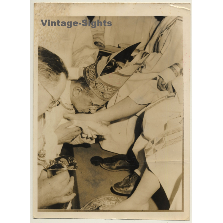 Pope Paul VI Kissing Feet Of Eritrean Boy / Holy Thursday Gesture (Vintage Press Photo 1967)