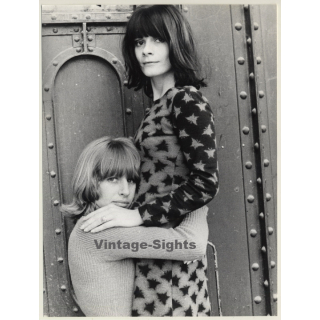 Jerri Bram (1942): Great Take Of 2 Pretty Females Hugging Each Other (Vintage Photo ~1970s)