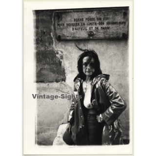 Jerri Bram (1942): Natural Woman Flashing Breast In Rue Berton - Paris (Vintage Photo ~1970s)