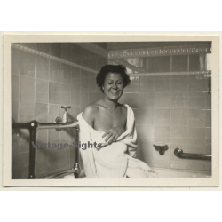 Semi Nude Female In Bath / Bathrobe Slipped Of Shoulders (Vintage Photo 1949)