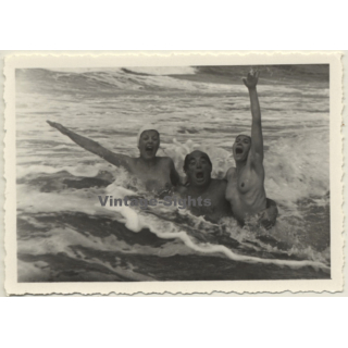 Snapshot: Man & 2 Nude Females In The Surf / Boobs (Vintage Photo ~1950s/1960s)