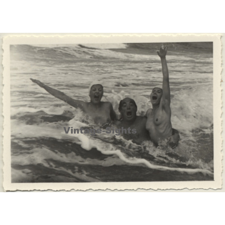 Snapshot: Man & 2 Nude Females In The Surf / Boobs (Vintage Photo ~1950s/1960s)