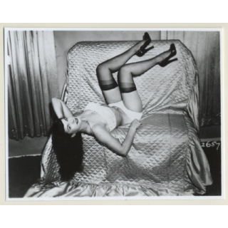 Irving Klaw: Bettie Page Lolls On Couch 2687 / Pin-Up - BDSM (Vintage Photo USA)