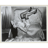 Irving Klaw: Bettie Page Lolls On Couch 2687 / Pin-Up - BDSM (Vintage Photo USA)