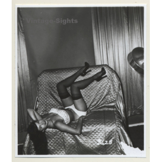 Irving Klaw: Bettie Page Lying On Lounge Chair 3628 / Pin-Up - BDSM (Vintage Photo USA)