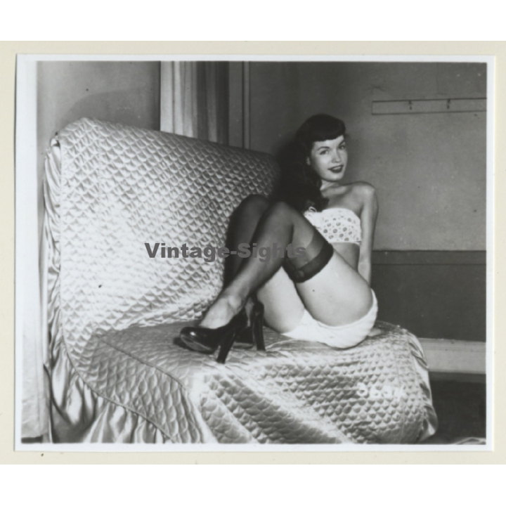 Irving Klaw: Bettie Page Sitting On Lounge Chair 3634 / Pin-Up - BDSM (Vintage Photo USA)