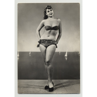 Pretty 50s Model W. Hip / Bikini - Sail Ships (Vintage Pin-Up PC 1950s)
