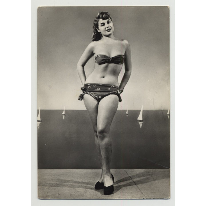 Pretty 50s Model W. Hip / Bikini - Sail Ships (Vintage Pin-Up PC 1950s)