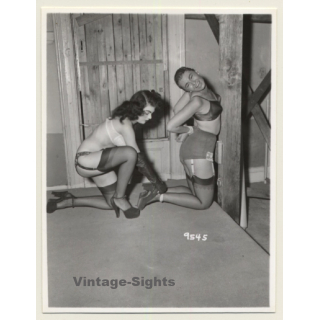 Irving Klaw: Slim Mistress TIes Feed Of Maid 9545 / Pin-Up - BDSM (Vintage Photo USA)