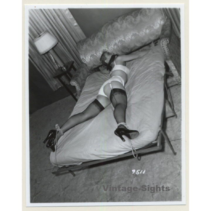 Irving Klaw: Blonde Maid Tied On Bed 9511 / Pin-Up - BDSM (Vintage Photo USA)
