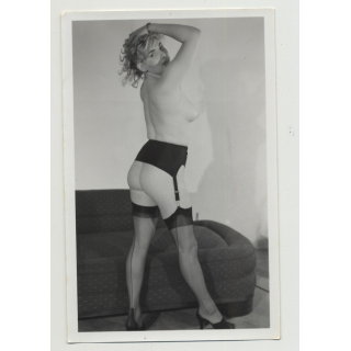 Mature Nude In Front of Chaise Longue / Legs - Butt (Vintage Amateur Photo B/W ~1950s)