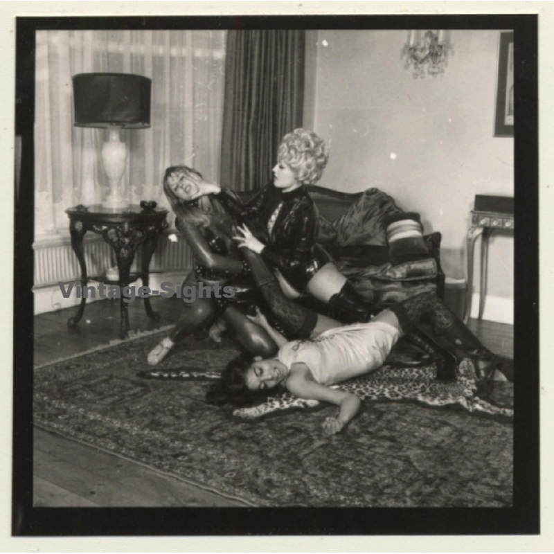 3 Lacquer Ladies In Hot Catfight *3 / Wrestling (Vintage Contact Sheet Photo 1970s)