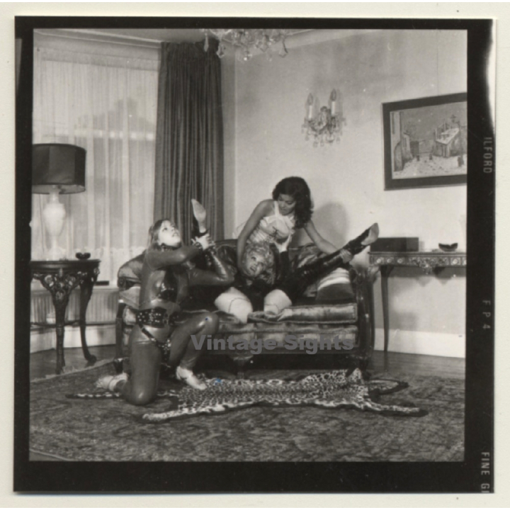 3 Lacquer Ladies In Hot Catfight *4 / Wrestling (Vintage Contact Sheet Photo 1970s)