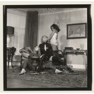 3 Lacquer Ladies In Hot Catfight *5 / Wrestling (Vintage Contact Sheet Photo 1970s)