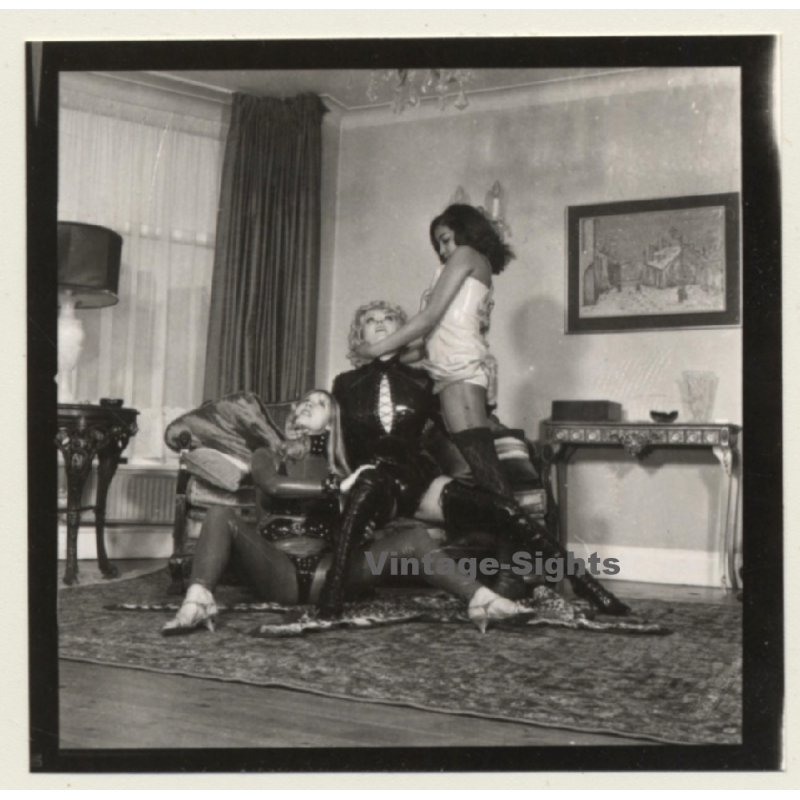 3 Lacquer Ladies In Hot Catfight *5 / Wrestling (Vintage Contact Sheet Photo 1970s)