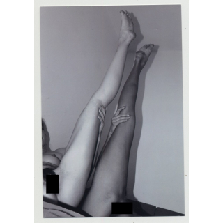 2 Nude Girlfriends Have Fun At Photo Shoot / Legs - Lesbian INT (Amateur Photo 90s)