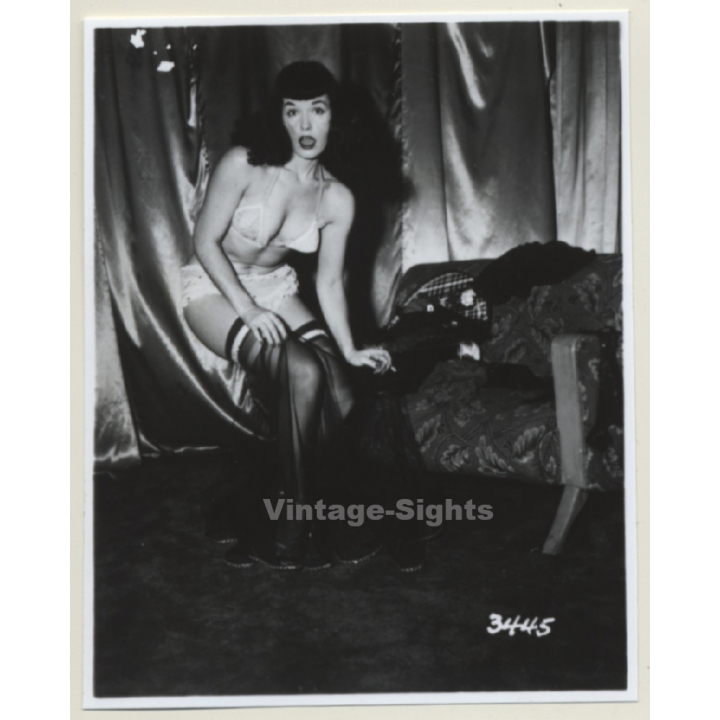 Irving Klaw: Surprised Bettie Page 3445 / Pin-Up - BDSM (Vintage Photo USA)