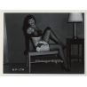 Irving Klaw: Bettie Page Sitting On Side Table HH-174 / Pin-Up - BDSM (Vintage Photo USA)