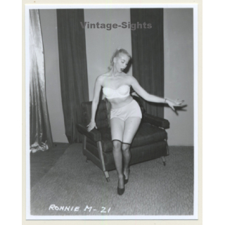Irving Klaw: Beautiful Blonde Maid In White Lingerie M-21 / Pin-Up - BDSM (Vintage Photo USA)