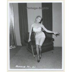 Irving Klaw: Beautiful Blonde Maid In White Lingerie M-21 / Pin-Up - BDSM (Vintage Photo USA)
