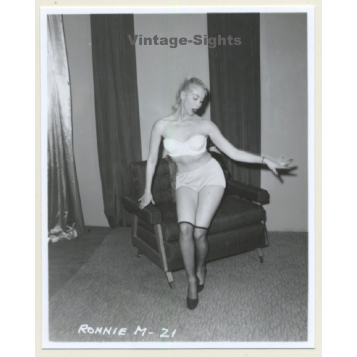Irving Klaw: Beautiful Blonde Maid In White Lingerie M-21 / Pin-Up - BDSM (Vintage Photo USA)