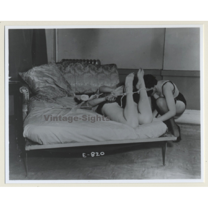 Irving Klaw: Masked Mistress Ties Maid On Bed E-820 / Pin-Up - BDSM (Vintage Photo USA)