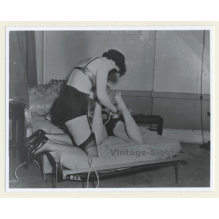 Irving Klaw: Mistress Puts Maid In Hogtie Bondage E-822 / Pin-Up - BDSM (Vintage Photo USA)