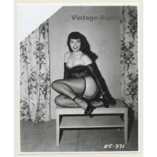 Irving Klaw: Bettie Page On Coffee Table EE-371 / Pin-Up - BDSM (Vintage Photo USA)