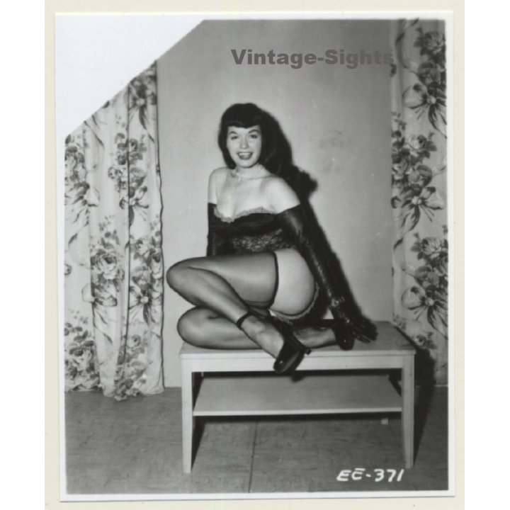 Irving Klaw: Bettie Page On Coffee Table EE-371 / Pin-Up - BDSM (Vintage Photo USA)
