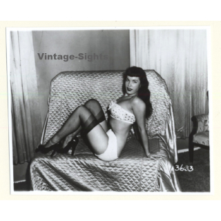 Irving Klaw: Bettie Page On Couch 3633 / Pin-Up - BDSM (Vintage Photo USA)