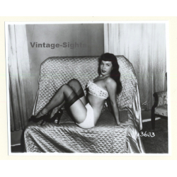 Irving Klaw: Bettie Page On Couch 3633 / Pin-Up - BDSM (Vintage Photo USA)