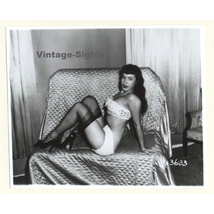 Irving Klaw: Bettie Page On Couch 3633 / Pin-Up - BDSM (Vintage Photo USA)