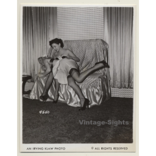 Irving Klaw: Mistress Spanking Blondes' Butt 4550 / Pin-Up - BDSM (Vintage Photo USA)