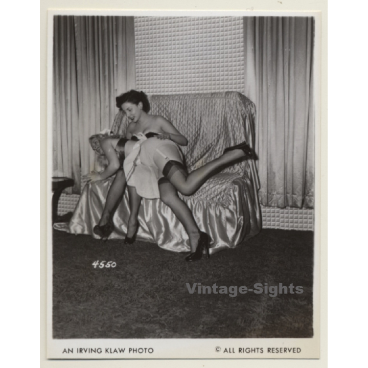 Irving Klaw: Mistress Spanking Blondes' Butt 4550 / Pin-Up - BDSM (Vintage Photo USA)