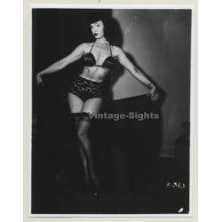 Irving Klaw: Bettie Page Holds Black Cloth F-363 / Pin-Up - BDSM (Vintage Photo USA)
