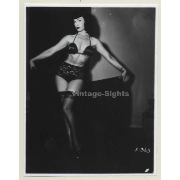 Irving Klaw: Bettie Page Holds Black Cloth F-363 / Pin-Up - BDSM (Vintage Photo USA)