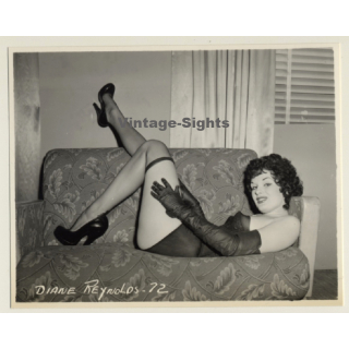 Irving Klaw: Sexy Curlyhead On Couch DIANE REYNOLDS-12 / Pin-Up - BDSM (Vintage Photo USA)