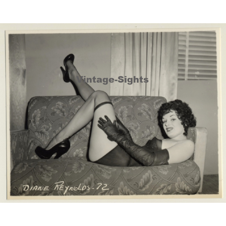 Irving Klaw: Sexy Curlyhead On Couch DIANE REYNOLDS-12 / Pin-Up - BDSM (Vintage Photo USA)