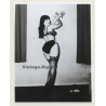 Irving Klaw: Bettie Page Leans Against Wall E-982 / Pin-Up - BDSM (Vintage Photo USA)