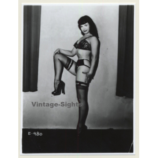 Irving Klaw: Bettie Page Holds Up One Leg E-980 / Pin-Up - BDSM (Vintage Photo USA)