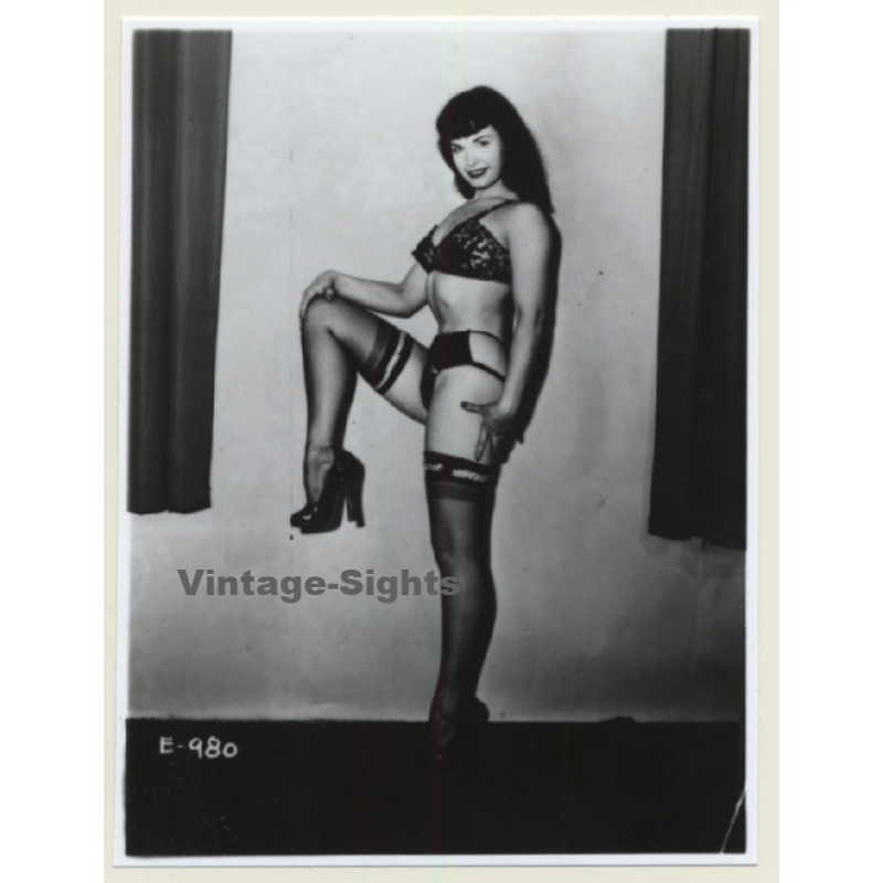 Irving Klaw: Bettie Page Holds Up One Leg E-980 / Pin-Up - BDSM (Vintage Photo USA)