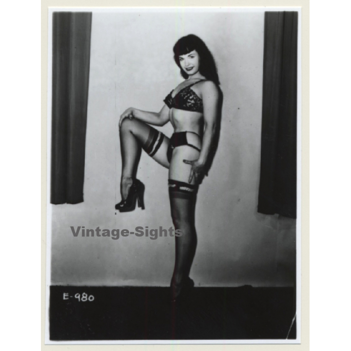 Irving Klaw: Bettie Page Holds Up One Leg E-980 / Pin-Up - BDSM (Vintage Photo USA)