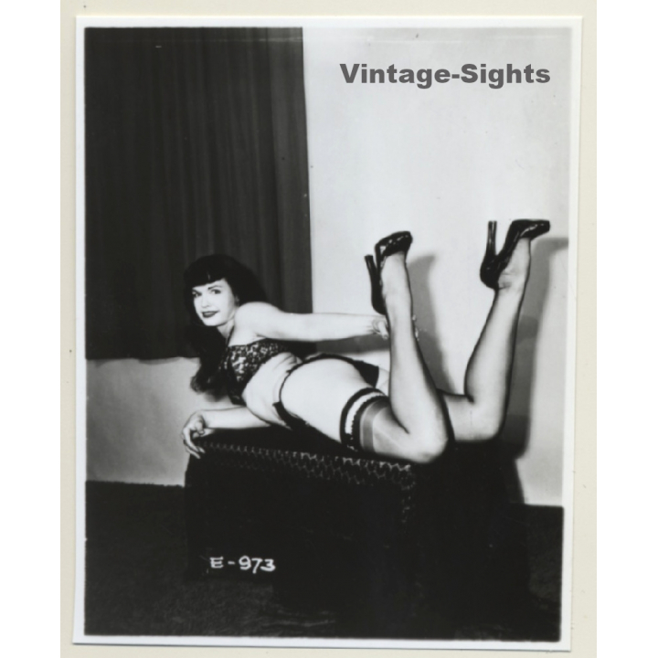 Irving Klaw: Bettie Page Laying On Her Belly E-973 / Pin-Up - BDSM (Vintage Photo USA)