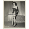 Irving Klaw: Tall Maid In Mieder DIANE REYNOLD.19 / Pin-Up - BDSM (Vintage Photo USA)
