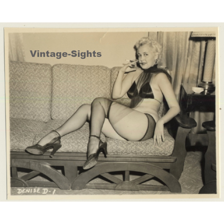 Irving Klaw: Blonde Maid Smoking On Couch DENISE D-1 / Pin-Up - BDSM (Vintage Photo USA)
