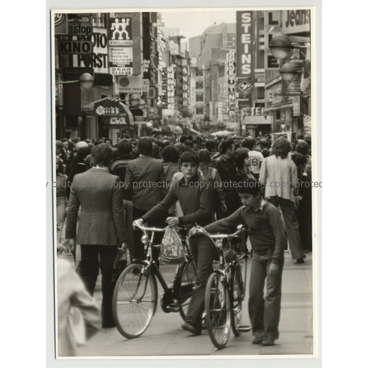 50667 Cologne (Köln) - Hohe Strasse - Street Scene 1970s (Vintage Photo B/W)